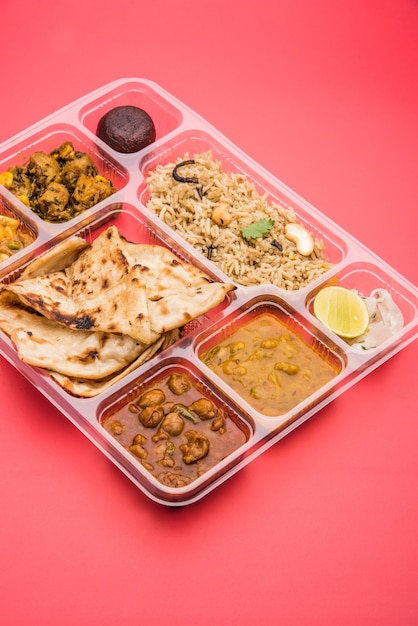Thali vegetariano indiano o piatto di cibo per pacchi o per la consegna a domicilio