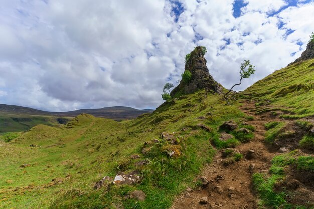 The Fairy Glen , bizzarro e delizioso paesaggio in miniatura di colline erbose a forma di cono in estate , Uig , Scozia