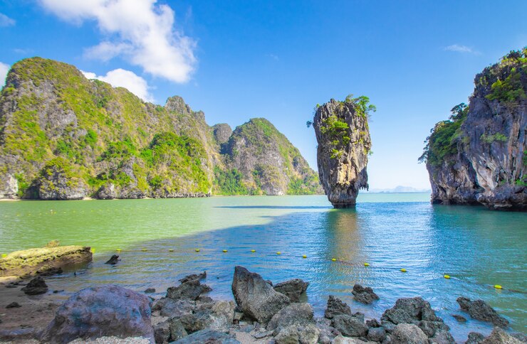 Photo the landscape of james bond island for a traveler on tropical sea beach phang nga bay thailand