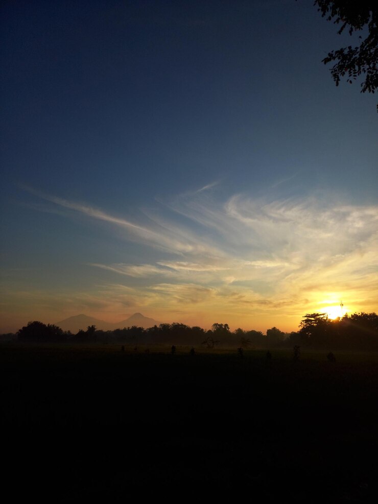 The view of the sunrise is beautiful and pleasing to the eye