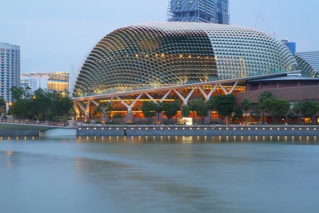 Theatres on the Bay è un centro di spettacoli e arte situato a Marina Bay. È soprannominato Durian dai Singapore per il suo aspetto a punta.