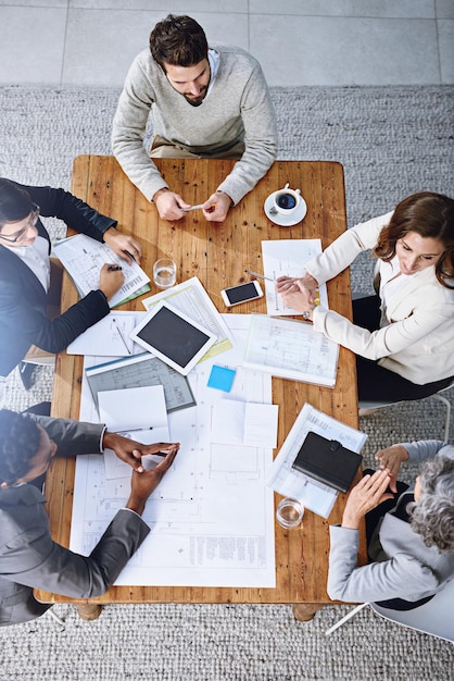Theyre una squadra allineata al successo Inquadratura dall'alto di un gruppo di uomini d'affari che hanno una riunione in un ufficio
