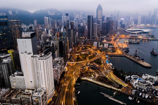 Ti innamorerai di questa città Ripresa aerea di grattacieli per uffici e altri edifici commerciali nella metropoli urbana di Hong Kong
