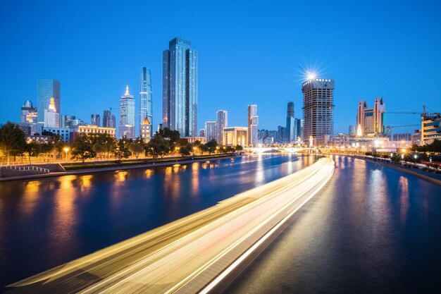 Tianjin di notte scie luminose da una nave da crociera sul fiume haihe