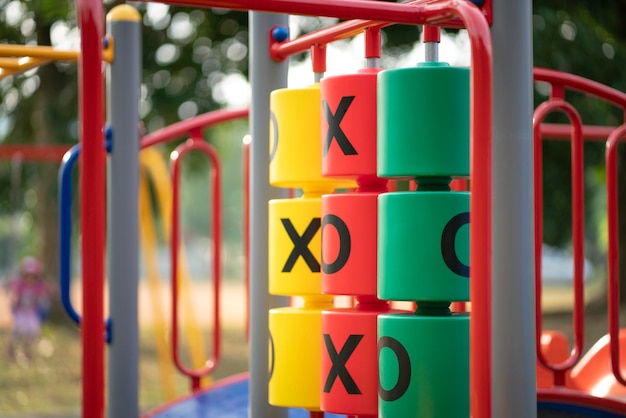 Tic Tac Toe in un parco giochi per bambini