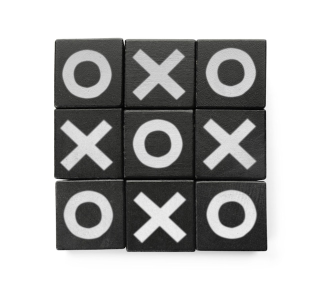 Tictactoe in legno impostato su sfondo bianco vista dall'alto