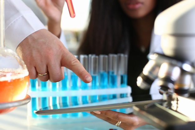 Tiene una dottoressa in un laboratorio chimico