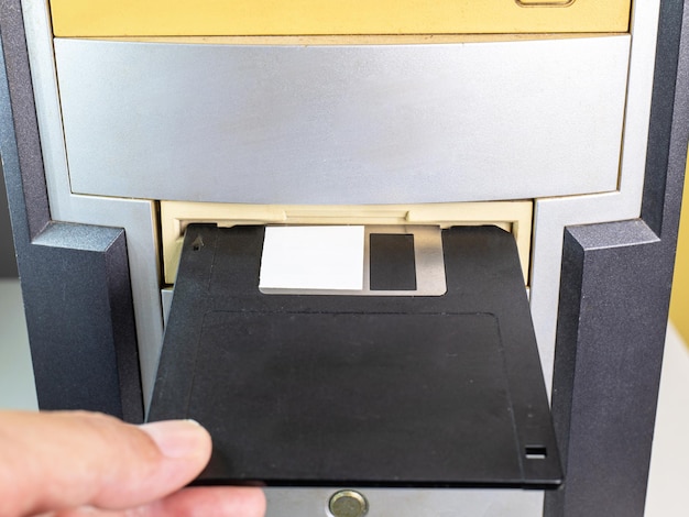 Tieni il floppy A disco e inserisci il lettore per leggere e scrivere dati È una tecnologia vecchia che è stata utilizzata per molto tempo Il disco sarà meno ha una forma quadrata È necessario premere un pulsante per rimuoverlo