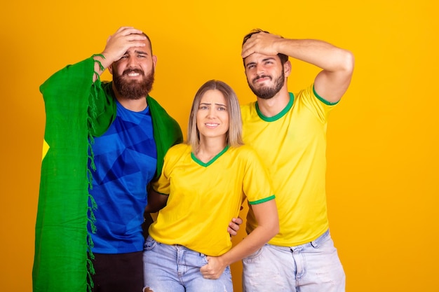 Tifosi brasiliani amici frustrati per il gol che hanno mancato amici tifosi brasiliani agonizzati dai rigori