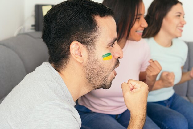 Tifosi brasiliani che guardano i Mondiali in casa