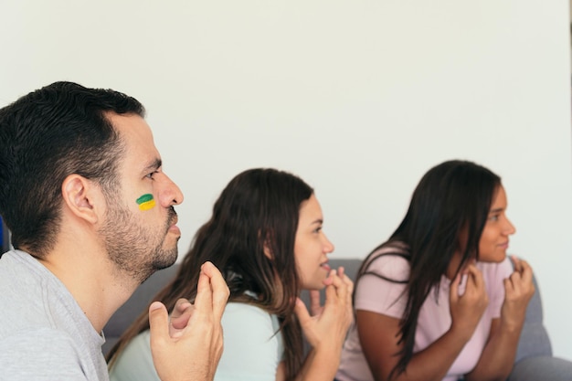 Tifosi brasiliani davanti alla TV che guardano la partita di calcio ai Mondiali