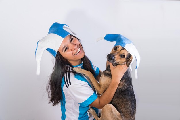 Tifoso argentino che festeggia con il suo cane giovane ragazza latina coppa del mondo coppa del mondo