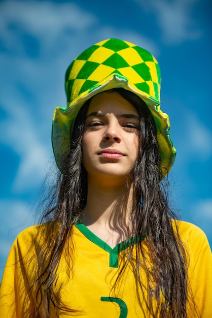 Tifoso brasiliano che festeggia e fa il tifo per la nazionale brasiliana ai Mondiali