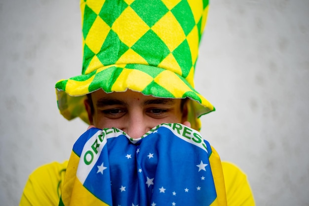 Tifoso brasiliano che festeggia e fa il tifo per la nazionale brasiliana ai Mondiali