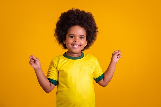 Tifoso brasiliano della bambina con le dita incrociate tifo per il Brasile