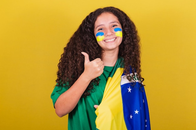Tifoso brasiliano della ragazza caucasica Pollice in su approvazione affermativa positiva