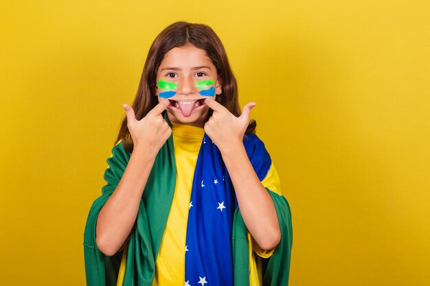 Tifoso brasiliano di calcio caucasico scherzando con una smorfia giocosa alle Olimpiadi della Coppa del Mondo