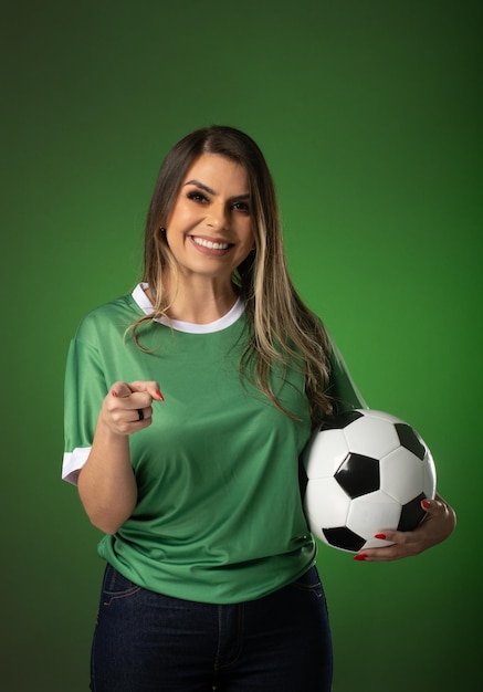 Tifoso donna tifo per il suo club preferito e la coppa del mondo di squadra sfondo verde