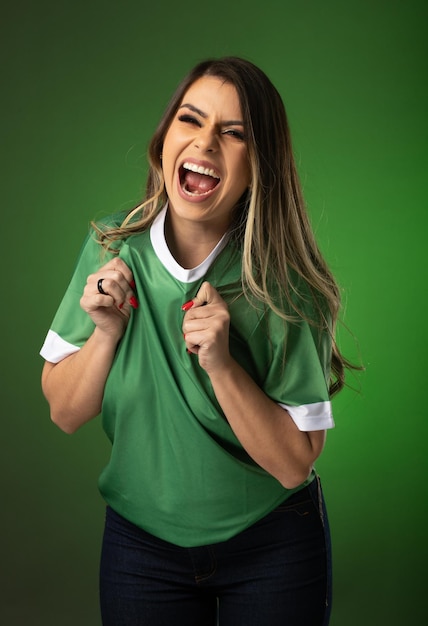 Tifoso donna tifo per il suo club preferito e la coppa del mondo di squadra sfondo verde