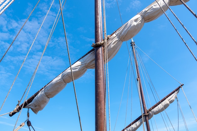 Tigging e alberi di una vecchia nave a vela contro il cielo blu con nuvole. copia spazio.