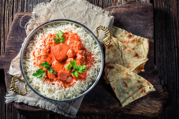 Tikka masala con pollo al riso e pane Naan