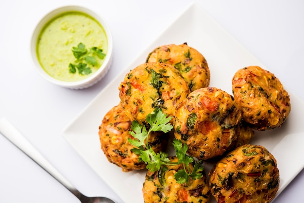 Tikki di mais croccante, pakora o pakoda o pattice noto anche come cotoletta. servito con chutney verde. Messa a fuoco selettiva