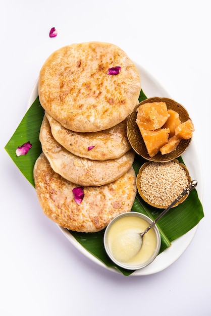 Til Gul roti per Makar Sankranti Sweet Chapati poli a base di jaggery di semi di sesamo