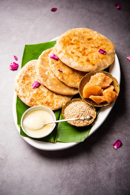 Til Gul roti per Makar Sankranti Sweet Chapati poli a base di jaggery di semi di sesamo