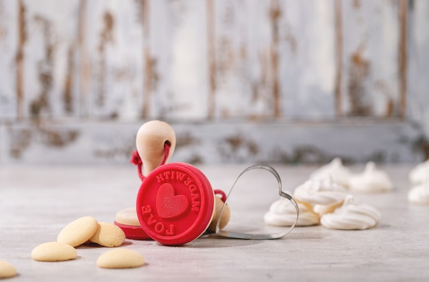 Timbro di San Valentino per biscotti con pavlov su sfondo in legno luminoso