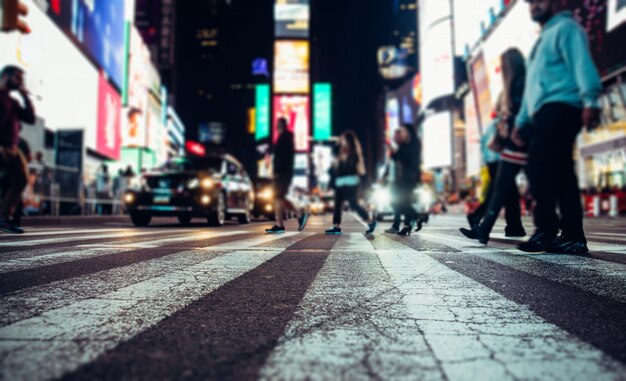 Time Square di notte, foto sfocata di concetto a New York