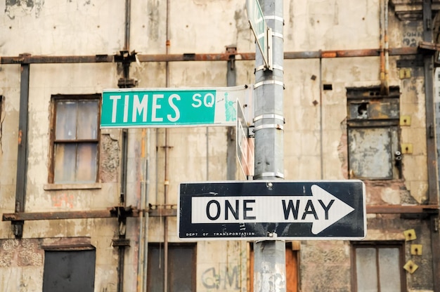 Times Square e segnali di direzione a senso unico