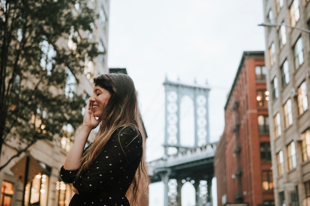 Timida donna nel centro di Manhattan, USA