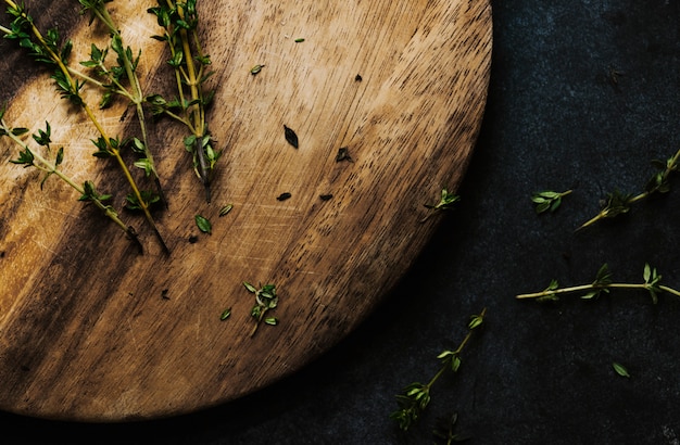 Timo fresco naturale in un piatto di legno