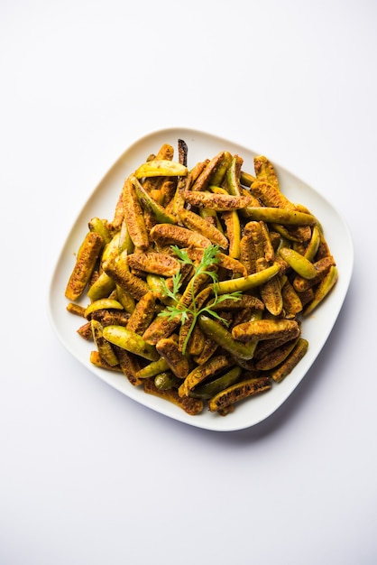 Tindora Sabzi o Tendli o tondli Fry noto anche come Ivy Gourd fry ricetta. messa a fuoco selettiva