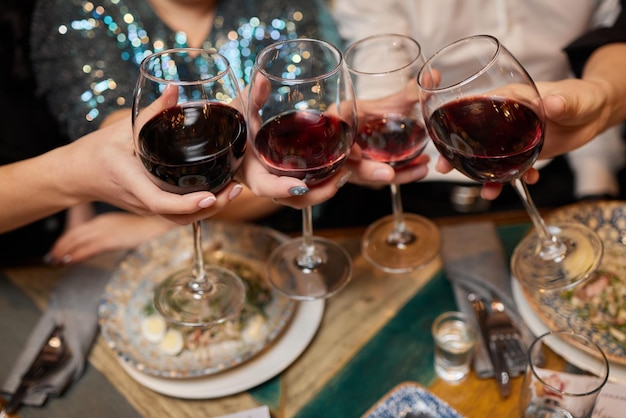 Tintinnio di bicchieri con alcool e festa di tostatura