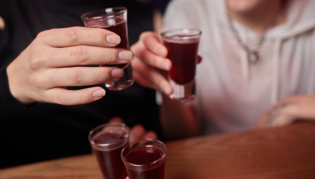 Tintinnio di bicchieri con alcool e festa di tostatura