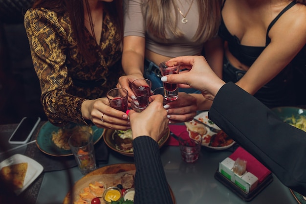 Tintinnio di bicchieri con alcool e festa di tostatura