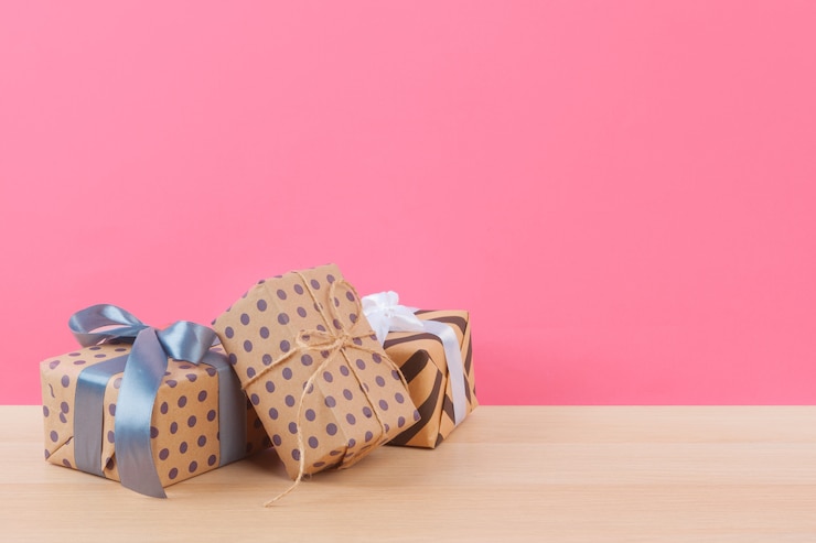 Photo tiny gift box on pastel pink background