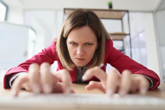 Tipi di donna aggressivi sulla tastiera del computer in ufficio