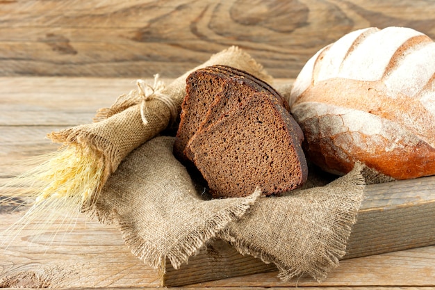 Tipi di pane casalingo sulla tavola di legno rustica.