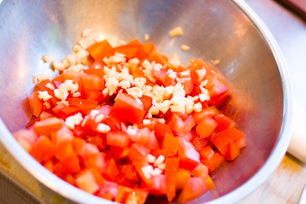 Tipi in corso di cucina che preparano le bruschette.