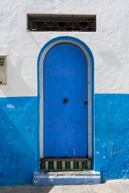 Tipica architettura araba ad Asilah. Strade, porte, finestre, negozi. Marocco