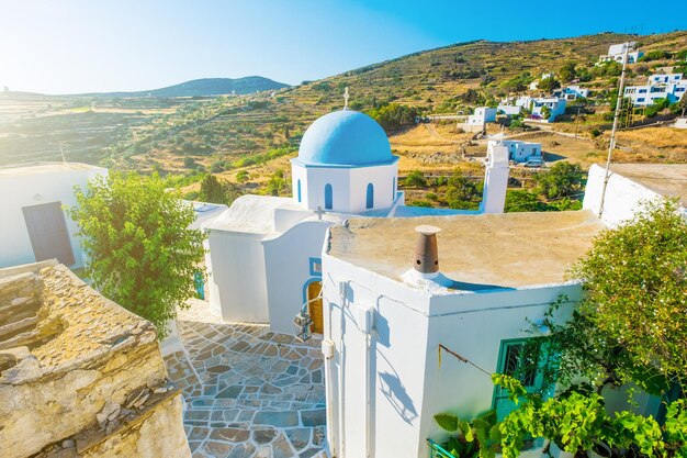 Tipica chiesa con cupola blu a Lefkes