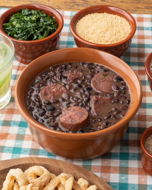 Tipica feijoada brasiliana con riso caipirinha farofa e ciccioli