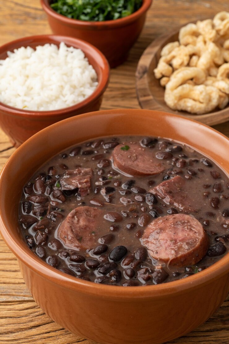 Tipica feijoada brasiliana con riso kale e ciccioli