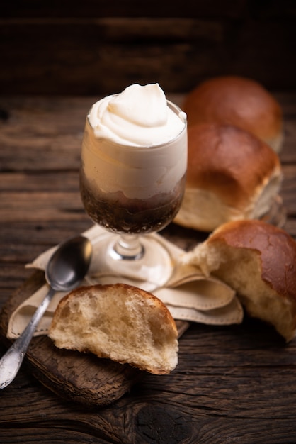 Tipica granita siciliana al caffè con crema da vicino