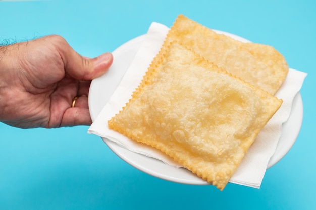 Tipica pasticceria fritta brasiliana sul piatto bianco