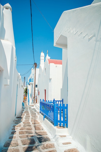 Tipica porta blu con porta blu. Grecia, Mykonos