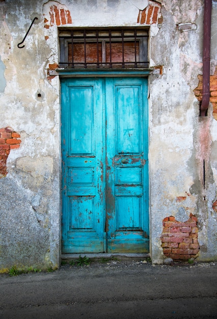 Tipica porta in legno vintage
