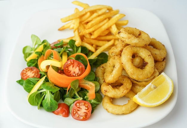 Tipica porzione spagnola di calamari fritti